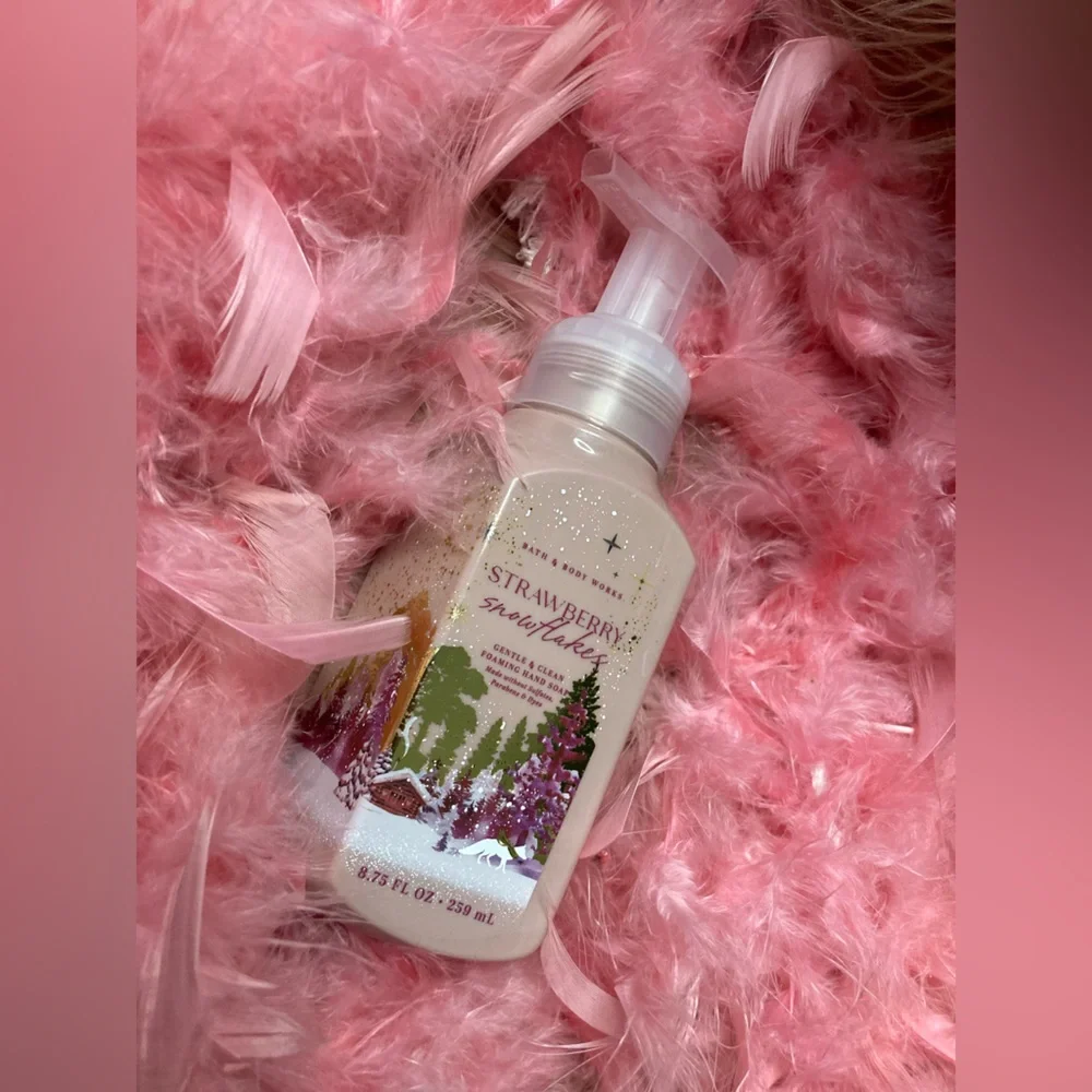 NEW BBW Strawberry Snowflakes Gentle Foaming Scented Hand Soap